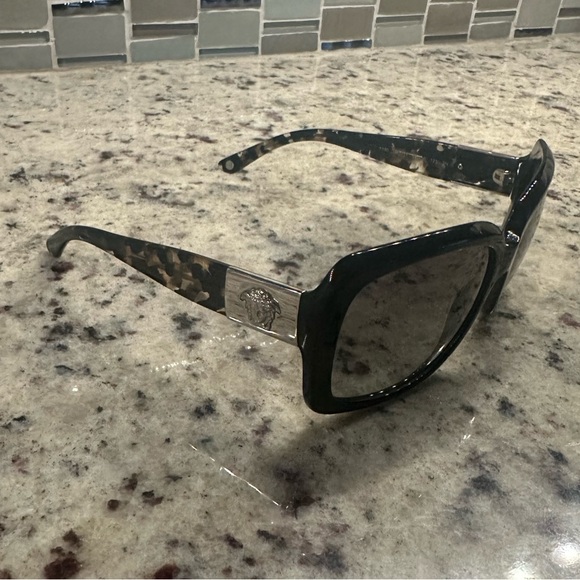 🖤RARE >>VERSACE<< Classic Signature Logo Sunglasses! - Picture 4 of 15